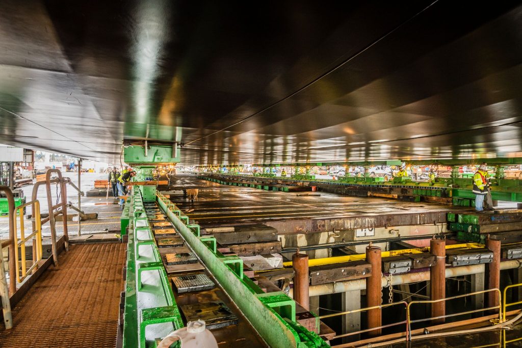 Omega Morgan heavy slide system under barge