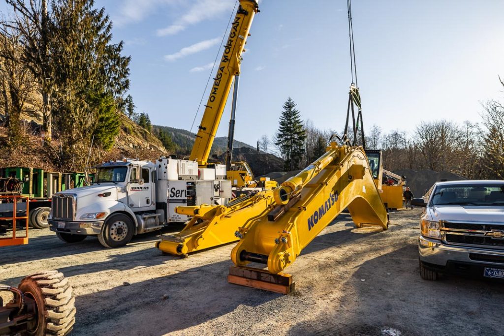 The Omega Morgan Crane team prepares to lift 2 Large parts of an excavator.